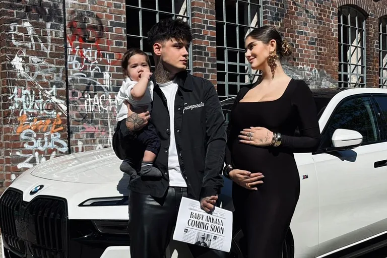 Lisa Marie Straube zeigt ihren Babybauch neben Ehemann Akka und Baby Emilio