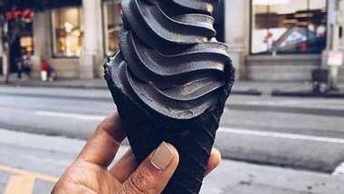 Little Damage begeistert die Instagram-Welt mit schwarzem Eis! - Foto: Little Damage / Facebook