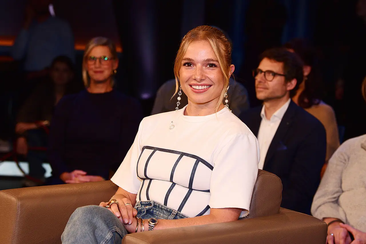 lola-weipert-schwangerschaft-geruecht-imago709976563 Lola Weippert sitzt in einem Sessel und lächelt in die Kamera. - Foto: IMAGO / APress International