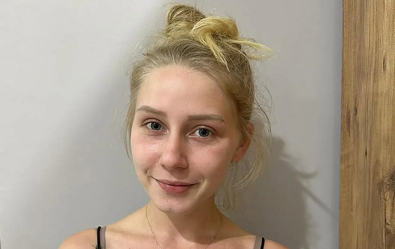 Loredana Wollny im schwarzen Top und mit Dutt. Sie schaut ernst und müde in die Kamera.  - Foto: Instagram.com/loredanawollny/