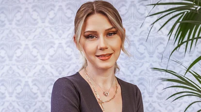 Loredana Wollny auf einem Sofa mit Palme