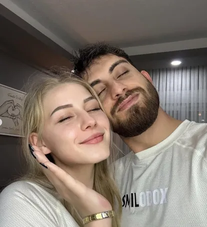 Loredana Wollny und ihr Mann Servet stehen Wange an Wange nebeneinander und haben die Augen geschlossen.