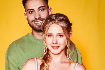 Loredana Wollny und ihr Mann Servet lächeln in die Kamera.