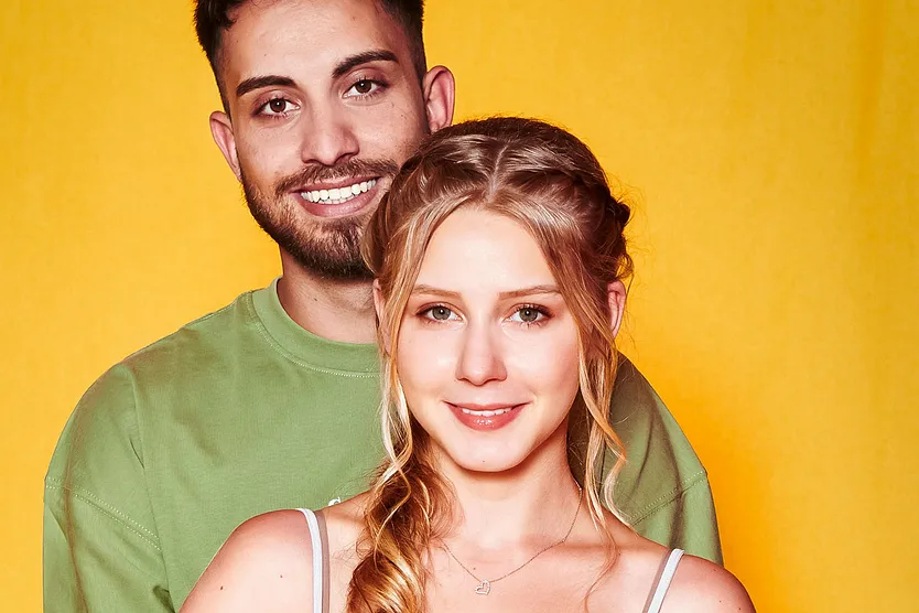 Loredana Wollny und ihr Mann Servet lächeln in die Kamera.