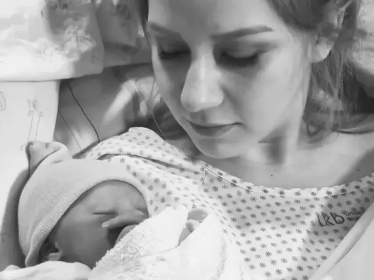 Dieses Foto postete Silvia Wollny 2022, als Loredana ihr erstes Kind bekam. Es zeigt Loredana und Aurelio im Krankenbett. 