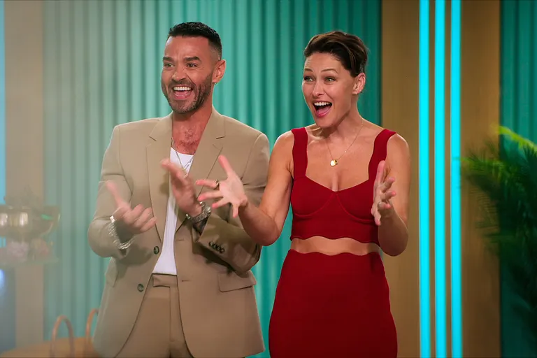 "Love is Blind" UK Moderatoren Matt und Emma Willis freuen sich sichtlich über etwas