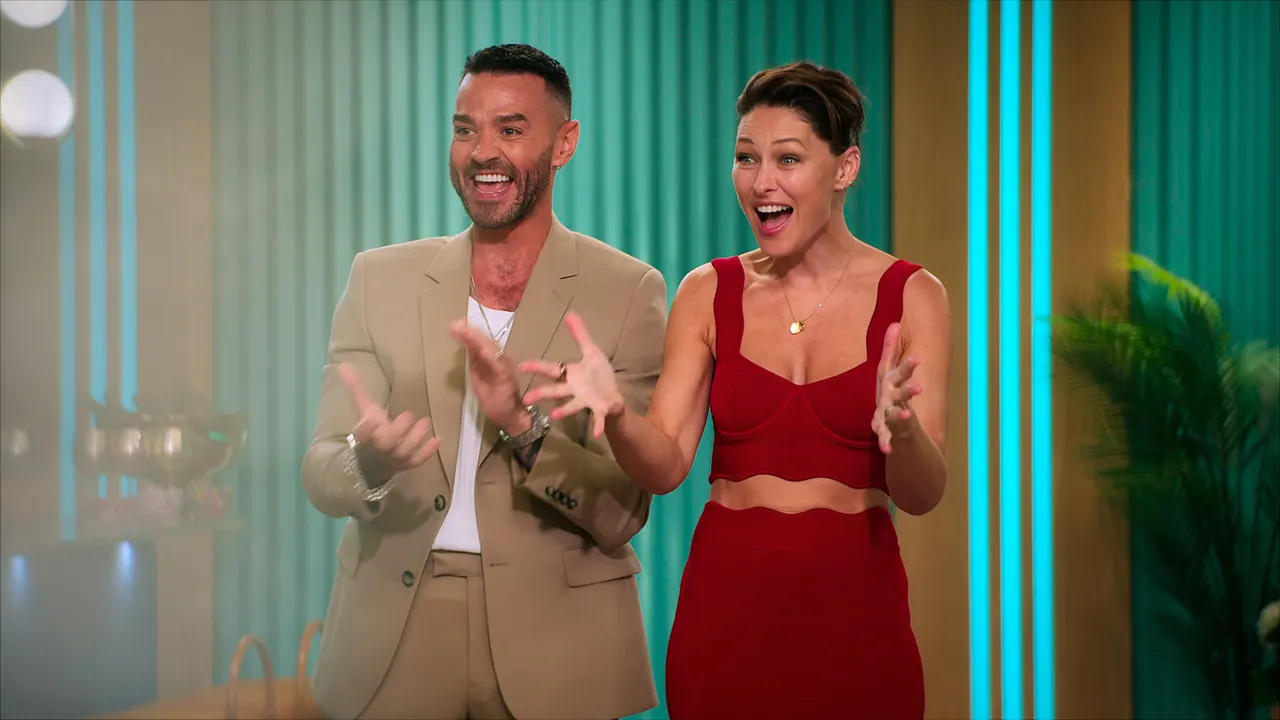 Love_Is_Blind__UK_u_S2_E1_00_04_41_05 copy Love is Blind UK Moderatoren Matt und Emma Willis freuen sich sichtlich über etwas - Foto: COURTESY OF NETFLIX