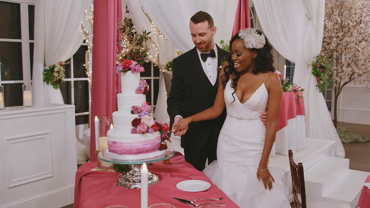 "Love is Blind": Lauren und Cameron im Babyglück Love is Blind-Paar Lauren und Cameron Hamilton schneidet ihre Hochzeitstorte an. - Foto: Netflix