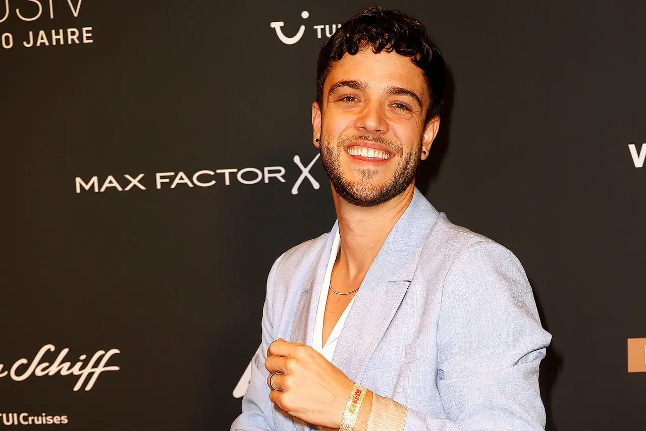 luca-haenni-blondine Luca Hänni lächelt in die Kamera - Foto: IMAGO / APress