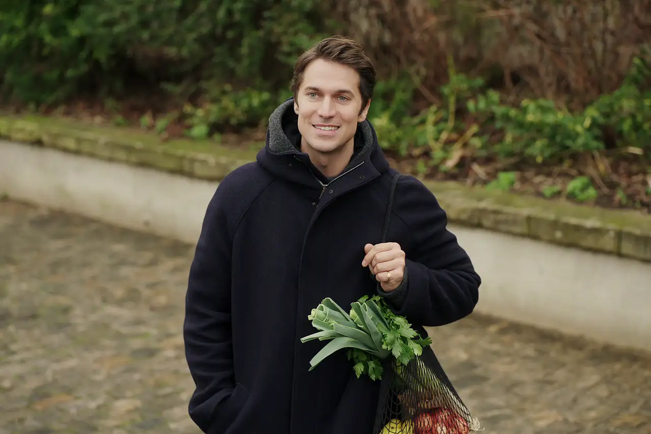 Gabriel mit Einkaufstasche Gabriel mit Einkaufstasche - Foto: © 2024 Netflix, Inc.