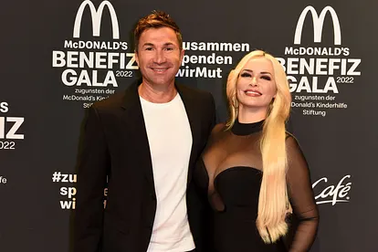 Lucas Cordalis und Daniela Katzenberger posieren lächelnd für die Kameras. Zu Hause vergeht den beiden das Lachen oft.