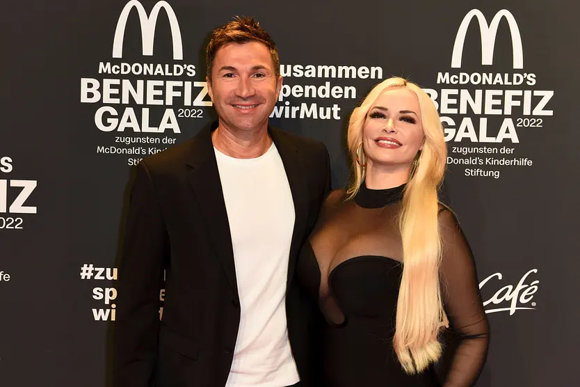 Lucas Cordalis und Daniela Katzenberger posieren lächelnd für die Kameras. Zu Hause vergeht den beiden das Lachen oft.