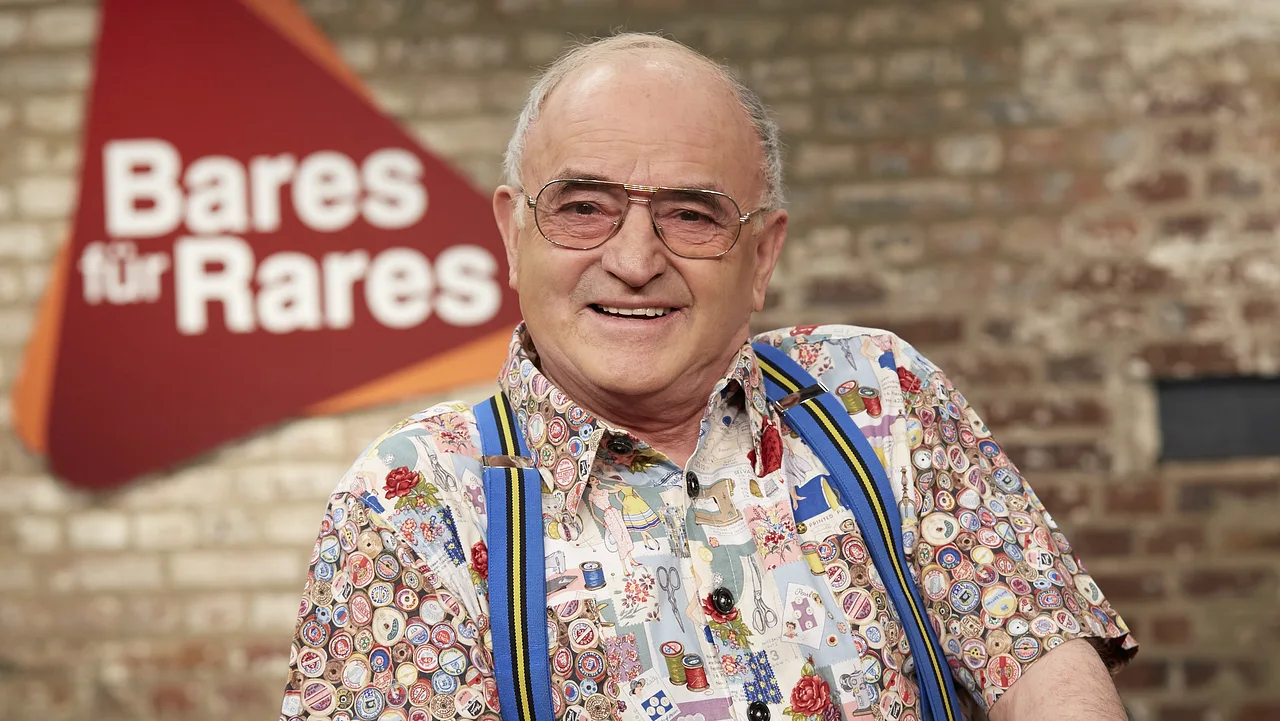 Ludwig Hofmaier verabschiedet sich bei "Bares für Rares" Ludwig Hofmaier verabschiedet sich bei Bares für Rares - Foto: ZDF/Frank Hempel