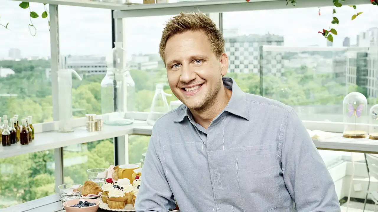 "Frühstücksfernsehen": Lukas Haunerland verabschiedet sich Lukas Haunerland 2022 beim Sat.1-Frühstücksfernsehen - Foto: Sat.1