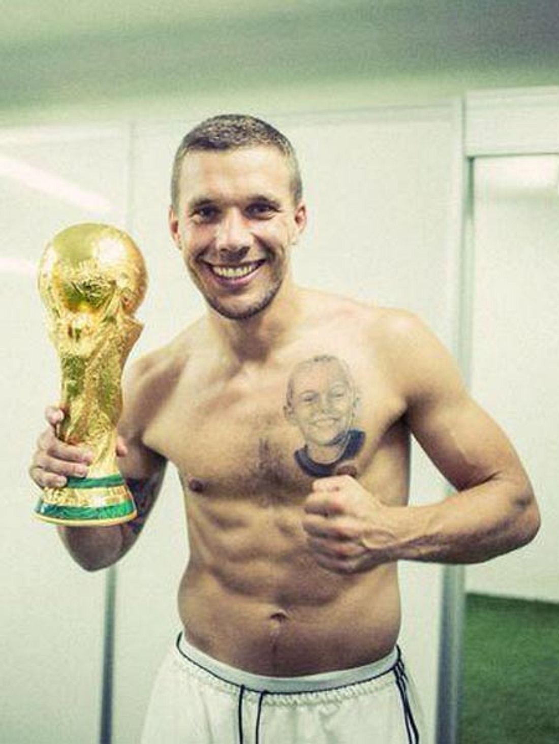 Lukas Podolski zeigt sein Tattoo