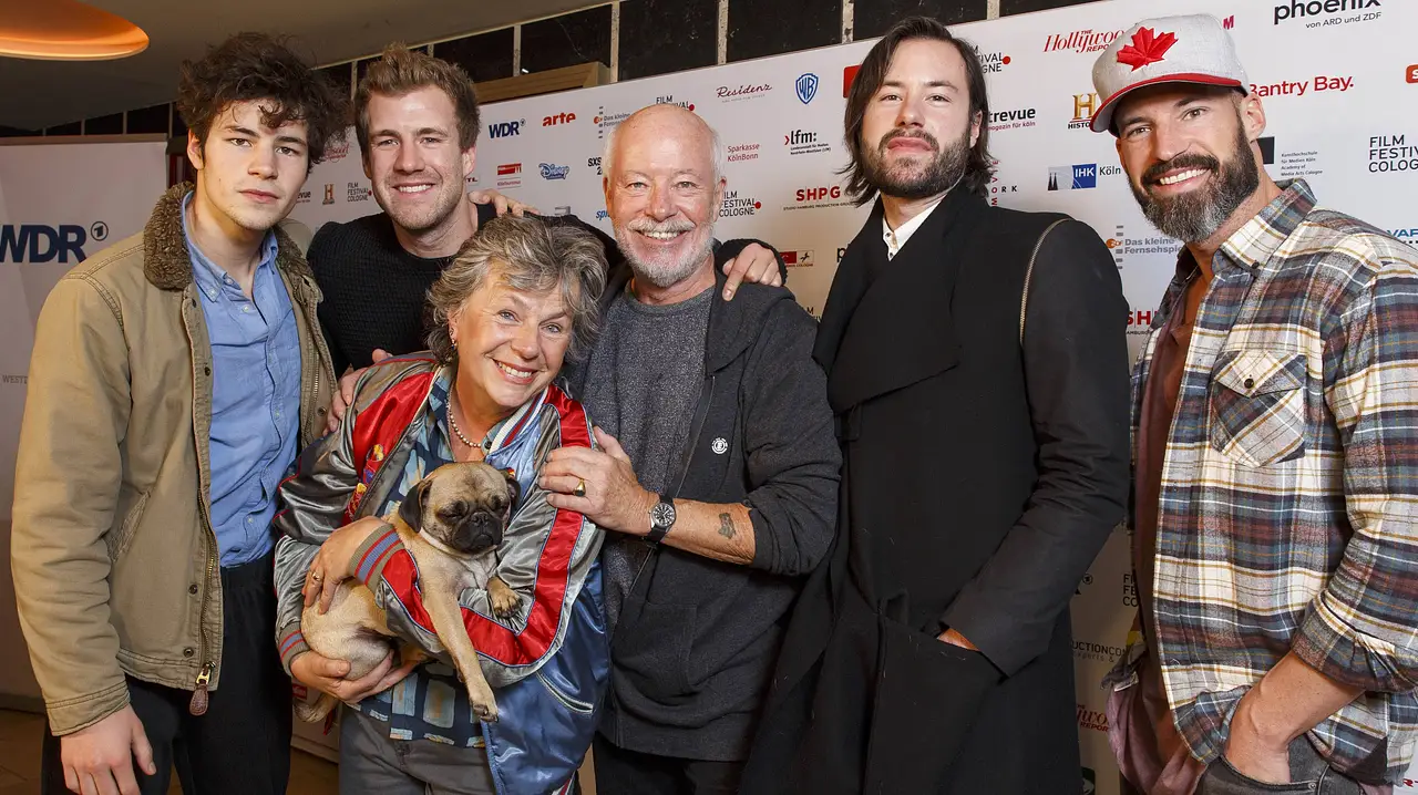 Luke Mockridge mit Geschwistern und Eltern Luke Mockridge mit Geschwistern und Eltern - Foto: Imago