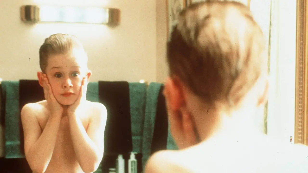 Macaulay Culkin in "Kevin – Allein zu Haus" 1990 Macaulay Culkin in Kevin – Allein zu Haus 1990 - Foto: IMAGO / United Archives