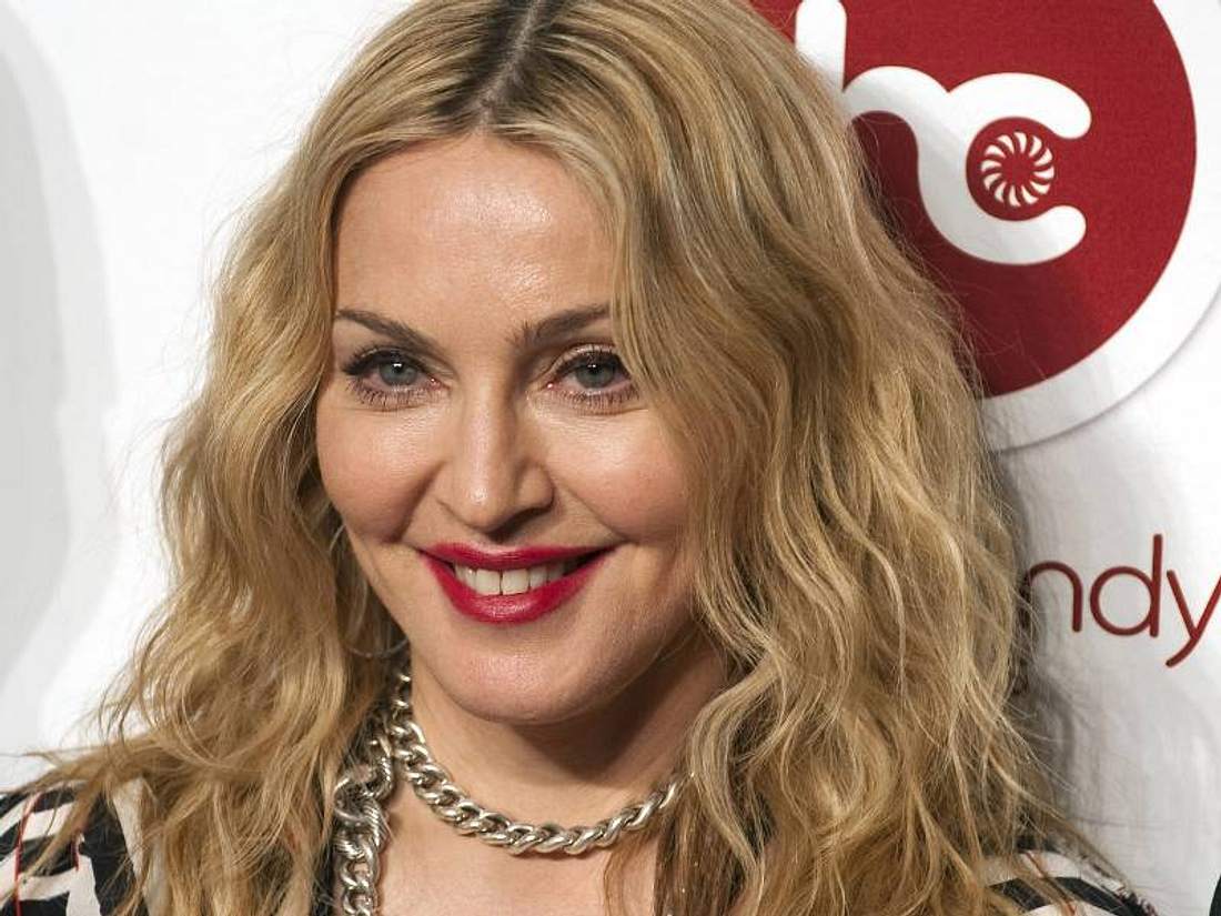 Mut zur Zahnlücke!Die erfolgreichste Prominente mit Zahnlücke ist Madonna. Auch wenn die Zahnlücke mit der Zeit durch einige Korrekturen kleiner geworden ist, ist sie immernoch da und verleiht Madonna eine sehr charmante Ausstrahlung.