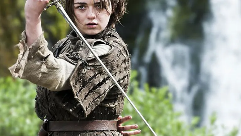 Maisie Williams hat die Haare blau