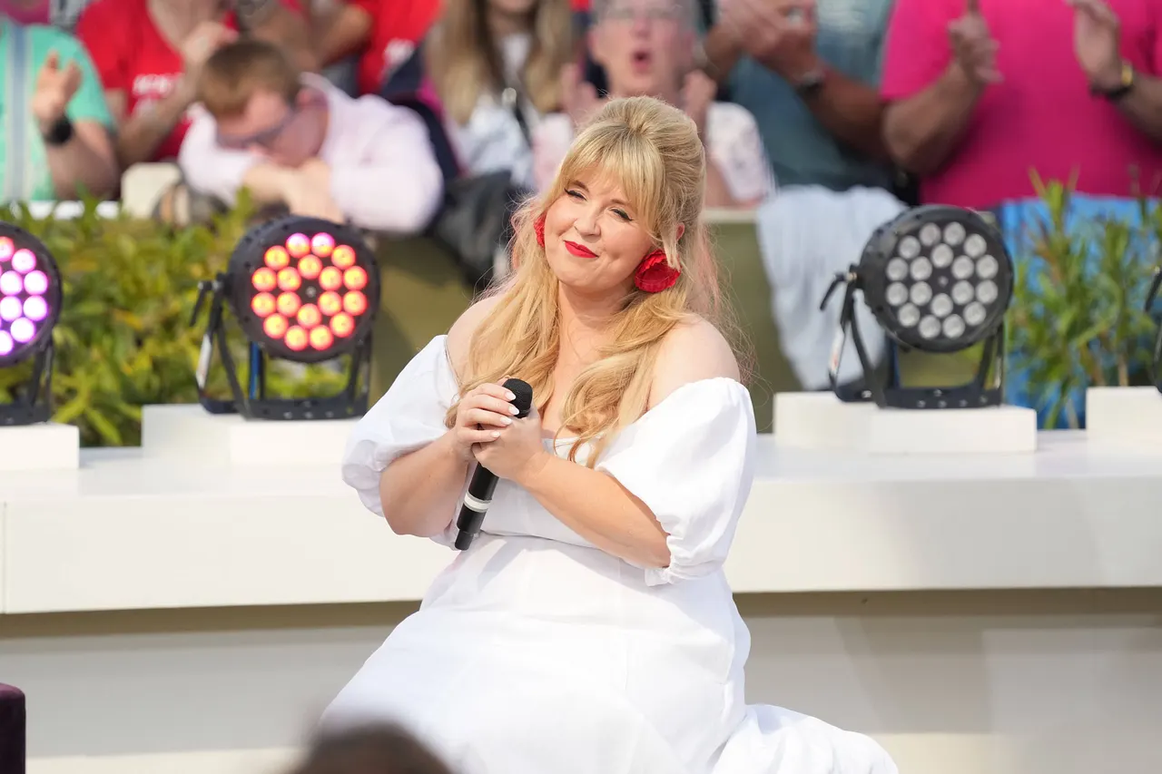 Maite Kelly lächelt auf der Bühne. - Foto: IMAGO / BOBO