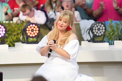 Maite Kelly lächelt auf der Bühne.