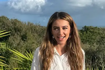 "Make Love Fake Love"-Star Smilla Eckerle posiert mit einem verblüfften Gesichtsausdruck, bei dem ihre Mund offen steht