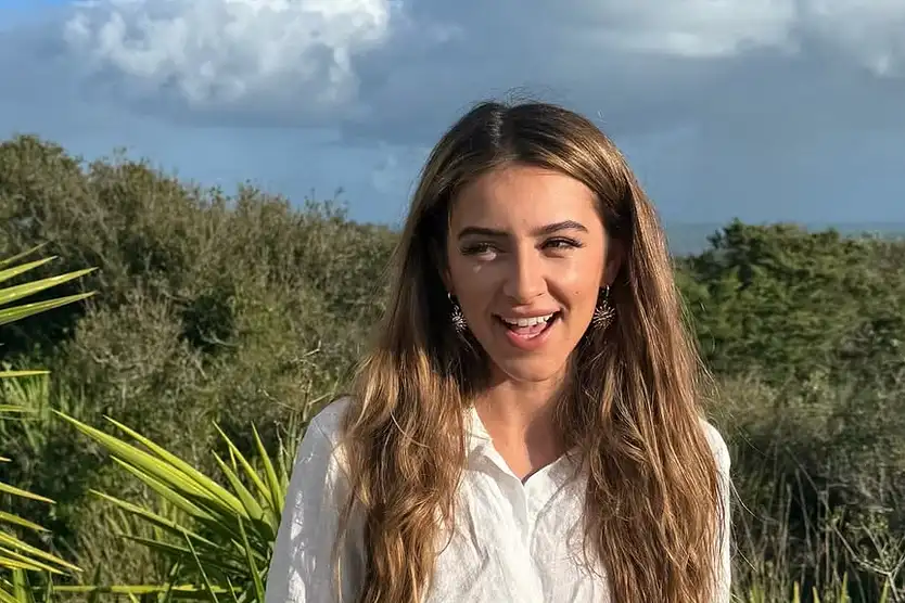 "Make Love Fake Love"-Star Smilla Eckerle posiert mit einem verblüfften Gesichtsausdruck, bei dem ihre Mund offen steht