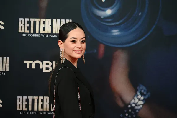Malika Dzumaev posiert auf dem Red Carpet. Die Profitänzerin hat einen Bandscheibenvorfall. 
