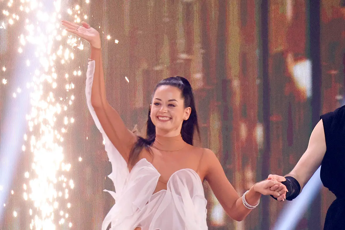 Malika Dzumaev, hier 2024 bei einem "Let's Dance"-Auftritt in weißem Kleid und neben einer Lichterfontäne, meldet sich zurück. 