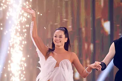 Malika Dzumaev, hier 2024 bei einem "Let's Dance"-Auftritt in weißem Kleid und neben einer Lichterfontäne, meldet sich zurück.