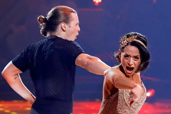 Malika Dzumaev steht bei "Let's Dance" mit Gabriel Kelly auf der Bühne und schreit mit aufgerissenem Mund in Richtung Kamera. 