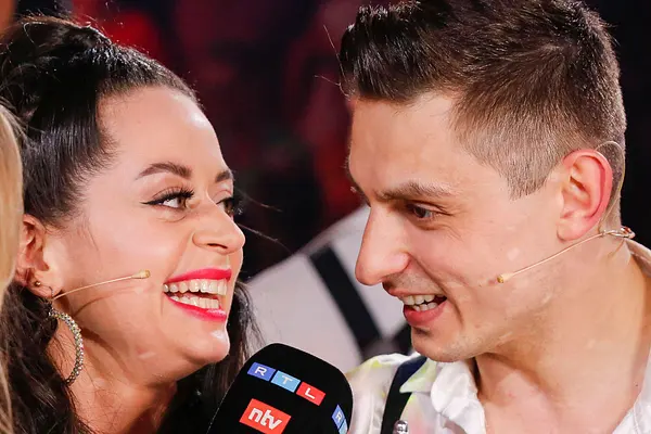 Malika Dzumaev und  Zsolt Sándor Cseke lächeln sich an, während sie ein Interview am Rande der "Let's Dance"-Show geben.