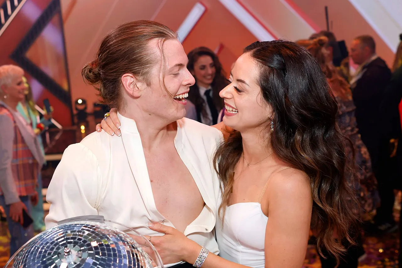 Gabriel Kelly und Malika Dzumaev strahlen sich bei "Let's Dance" in weißen Outfits an. 