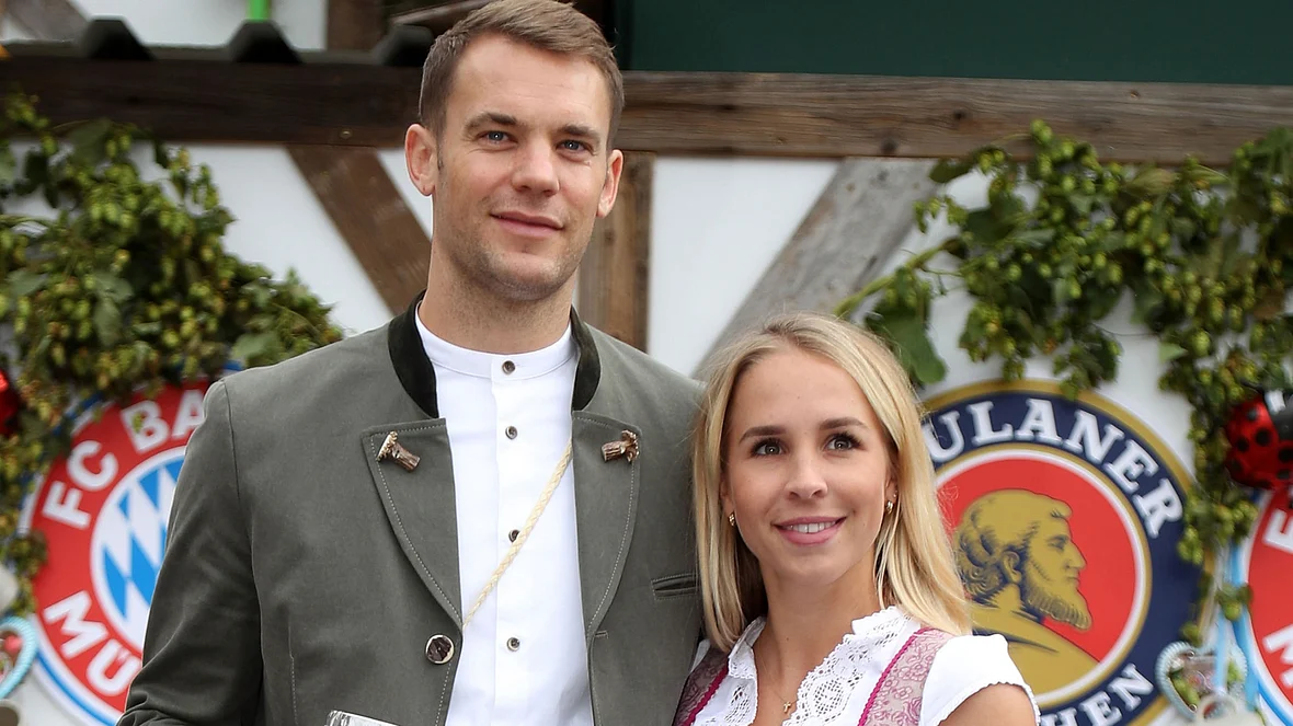 Manuel Neuer mit seiner Frau Nina Neuer Manuel Neuer mit seiner Frau Nina Neuer