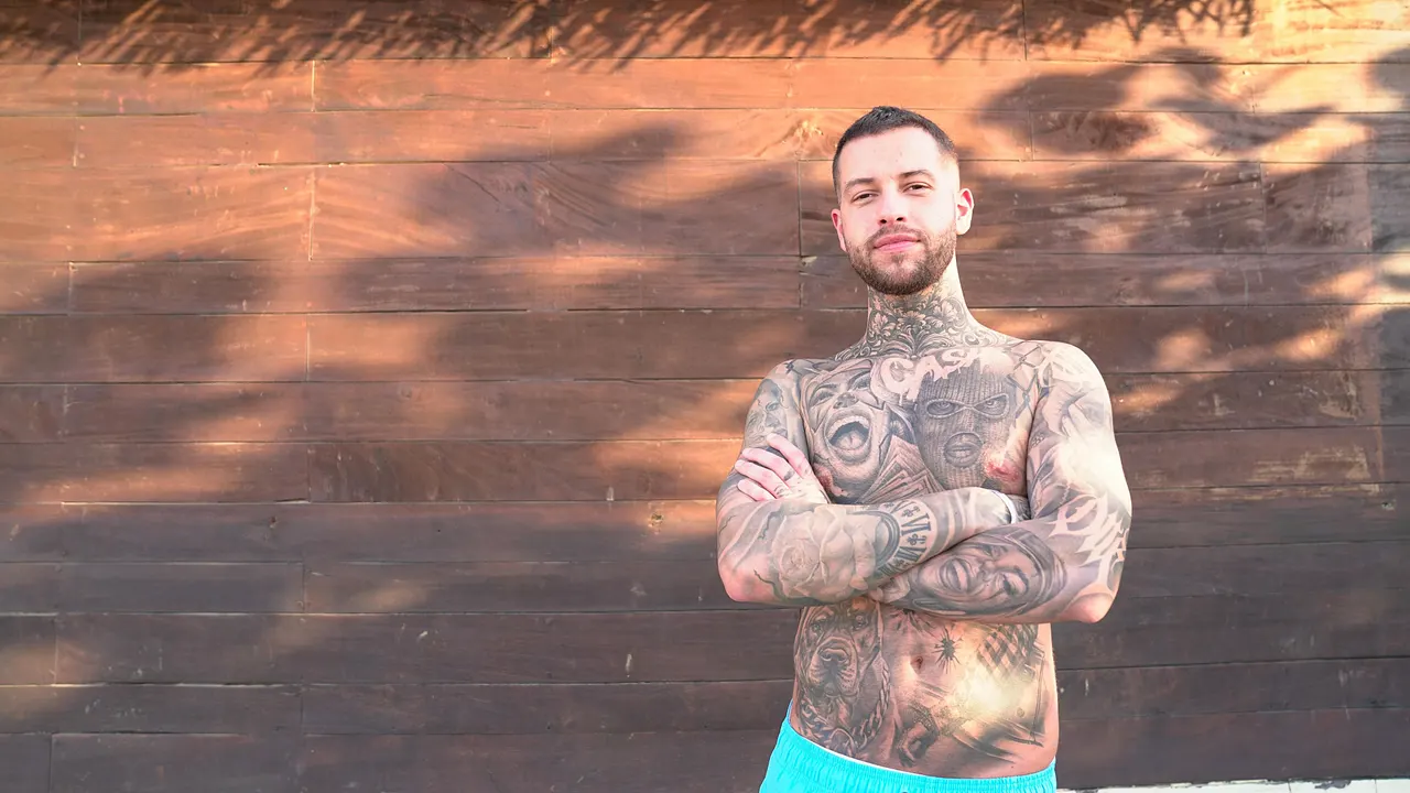 marc-robin-ex-on-the-beach-abrechnung Marc-Robin steht oberkörperfrei, mit verschränkten Armen und guckt in die Kamera. - Foto: RTL / Friederike Jacobitz
