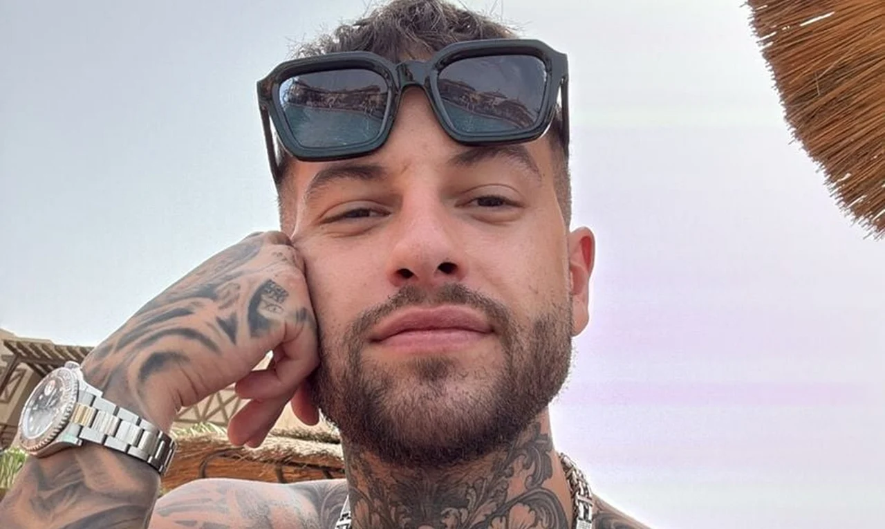 Marc Robin Wenz blickt gelassen in die Kamera. Er trägt eine Sonnenbrille und zeigt seine Uhr. - Foto: Instagram/Marc Robiin