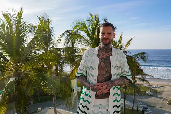 Marc-Robin posiert oberkörperfrei für "Ex on the Beach"