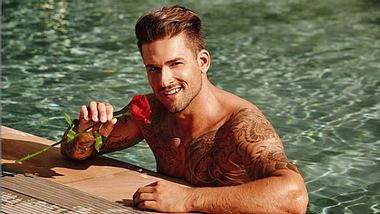 Marco Cerullo vergibt Rosen bei Bachelor in Paradise - Foto: TV Now