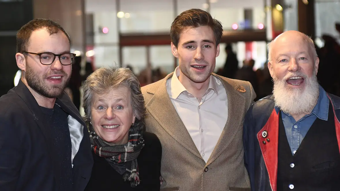Luke Mockridge Eltern mit seinen Brüdern Jeremy und Lenny Luke Mockridge Eltern mit seinen Brüdern Jeremy und Lenny