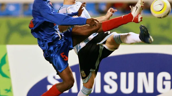 Aua! Fußballer Mariano Bittolo muss Penis mit 10 Stichen nähen lassen!