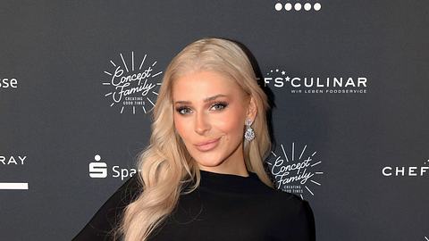 Marie Reim beim Grand Opening vom Schlager Cafe mit einem Lächeln auf dem Gesicht - Foto: IMAGO / Future Image