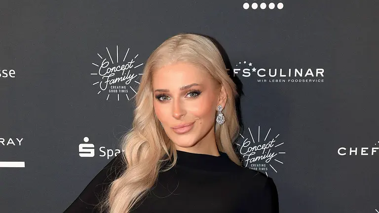 Marie Reim beim Grand Opening vom Schlager Cafe mit einem Lächeln auf dem Gesicht