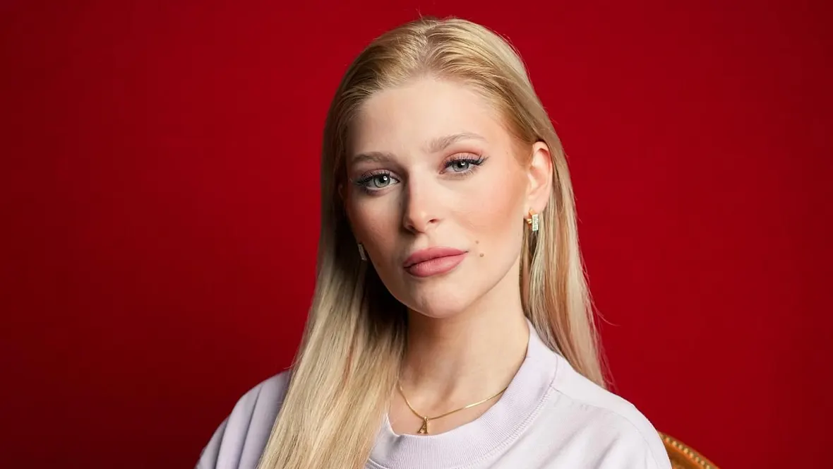 Marie Reim vor einem roten Hintergrund. Sie guckt ernst in die Kamera. Marie Reim vor einem roten Hintergrund. Sie guckt ernst in die Kamera.