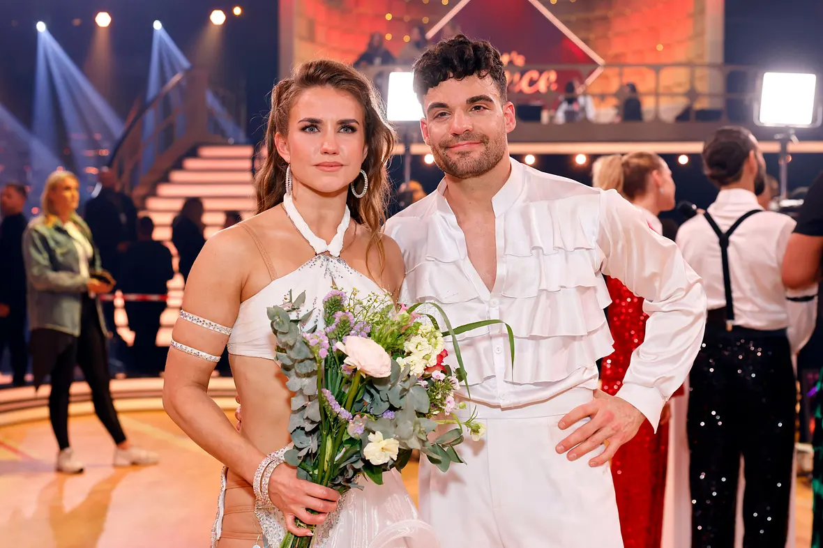 Mariia Maksina & Stefano Zarrella schauen niedergeschlagen in die Kamera nach ihrem Aus bei "Let's Dance" 2024. Mariia Maksina & Stefano Zarrella schauen niedergeschlagen in die Kamera nach ihrem Aus bei "Let's Dance" 2024.