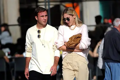 Mario Götze und Ann-Kathrin Götze spazieren mit ernster Miene durch Milan.