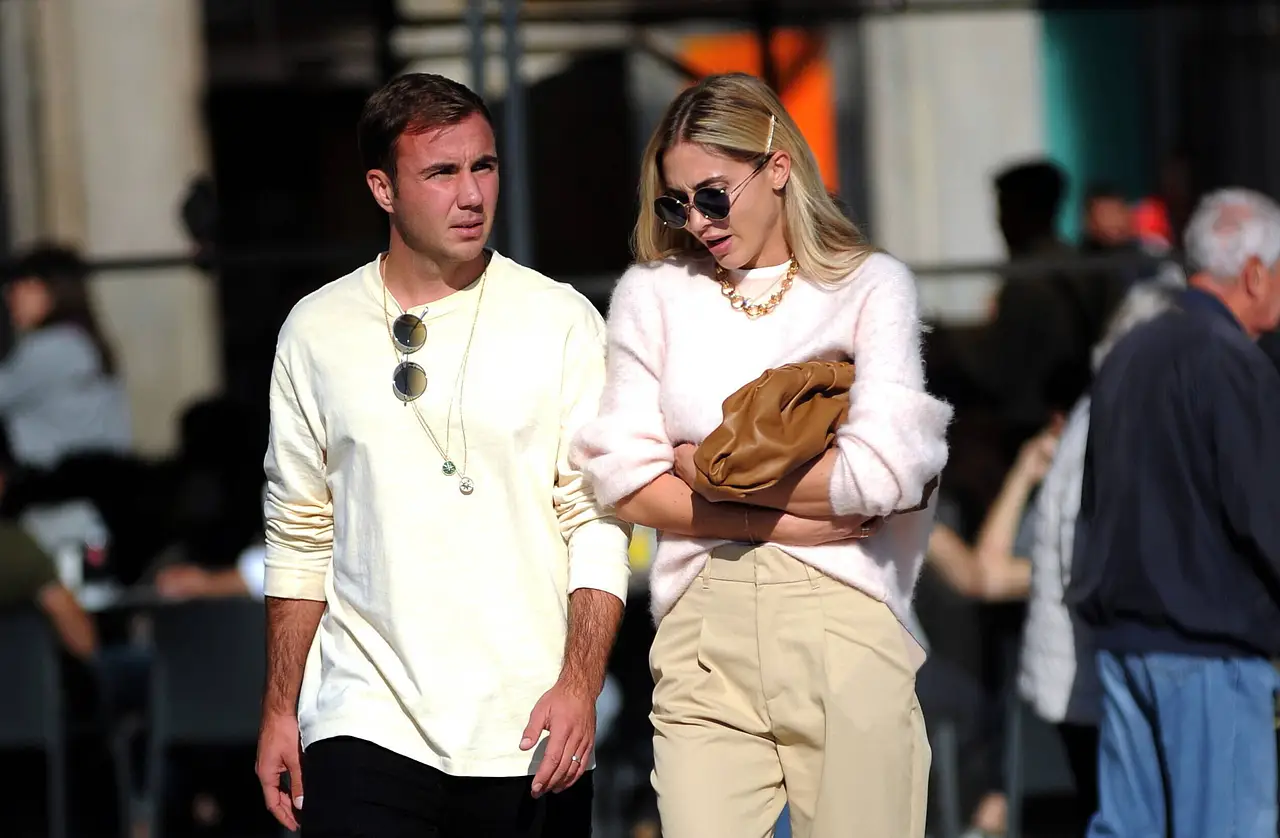 Mario Götze und Ann-Kathrin Götze spazieren mit ernster Miene durch Milan. - Foto: IMAGO / Independent Photo Agency Int.