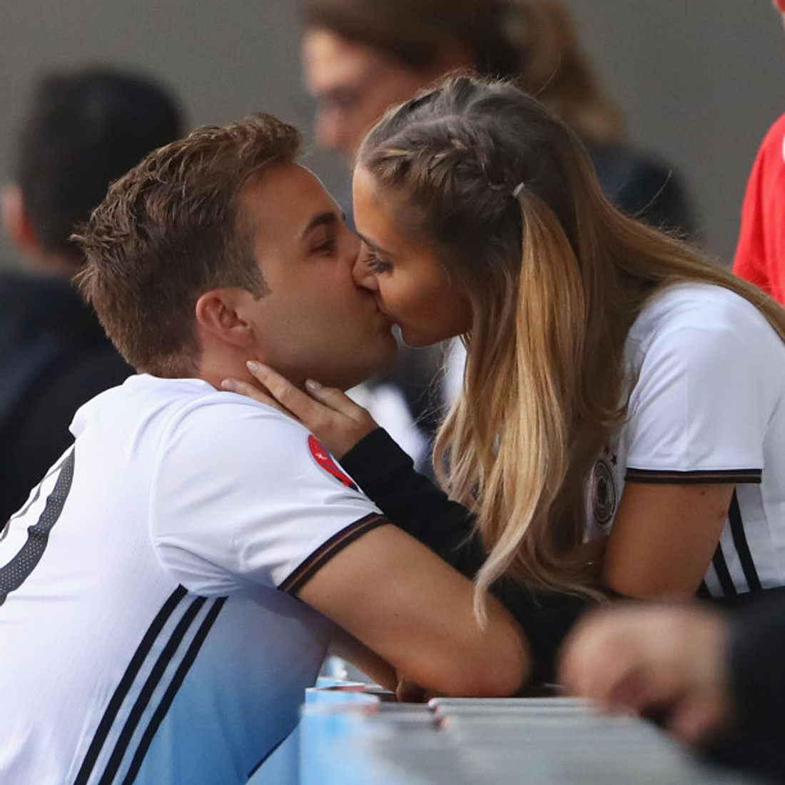 Mario Götze gibt seiner Ann-Kathrin Brömmel einen langen Kuss
