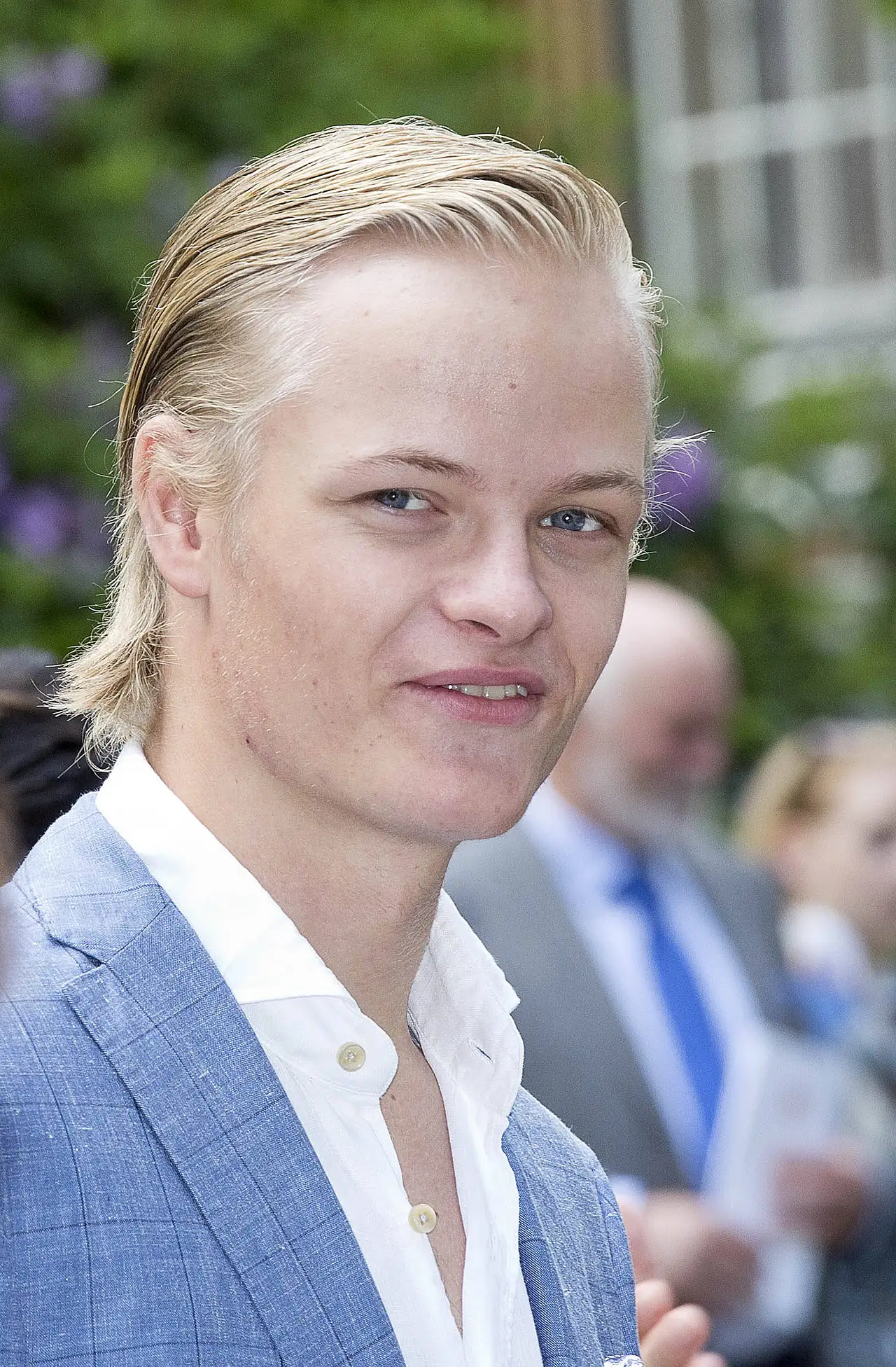marius-borg-hioby-party-urlaub-imago754810853 Marius Borg Høiby blickt lächelnd in die Kamera. - Foto: IMAGO / PPE