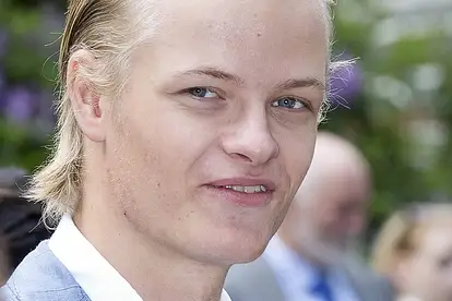 Marius Borg Høiby blickt lächelnd in die Kamera.