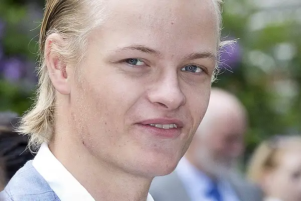 Marius Borg Høiby blickt lächelnd in die Kamera.